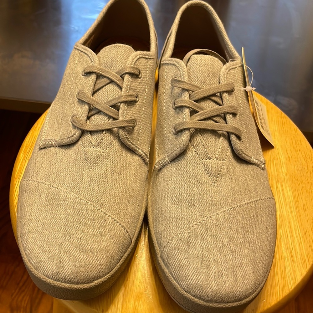 New with tags Toms Paseo Sneaker Shoes